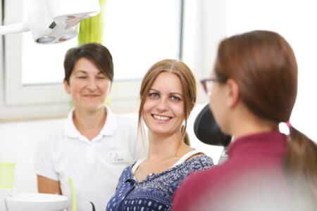 Eine fröhliche Patientin bei ihrer Behandlung in der Zahnarztpraxis Lohmann in Moers