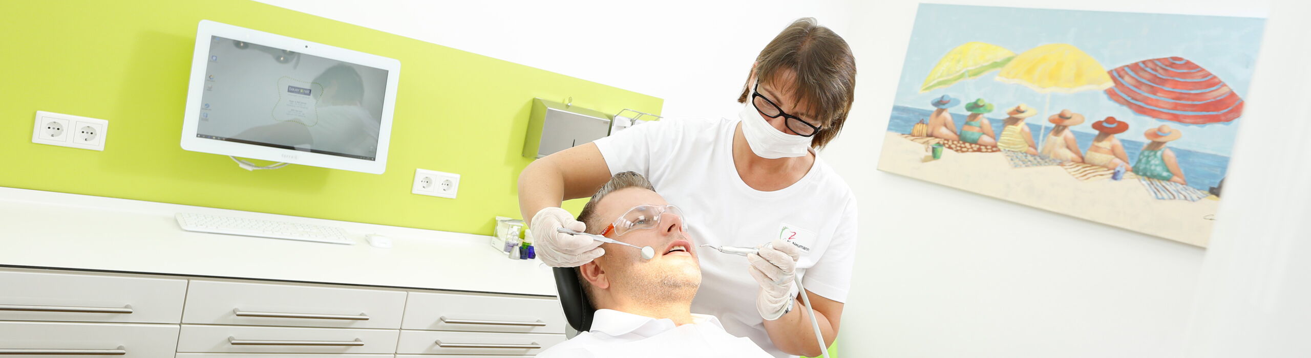 Patient bei der Prophylaxe Behandlung in der Zahnarztpraxis Lohmann in Moers